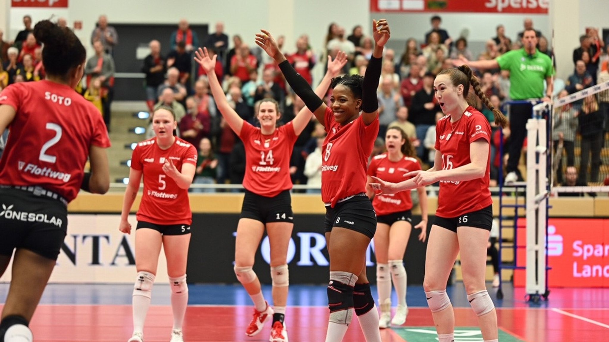 Jubelndes Rote -Raben Team in der Ballsporthalle Vilsbiburg