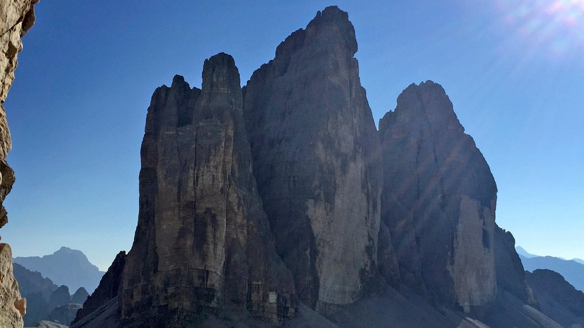 Diese drei markanten Felstürme gehören zu den bekanntesten Gesteinsformationen der Dolomiten. Die Große Zinne (Mitte) überragt mit 2.999 Metern die beiden anderen Zinnen.