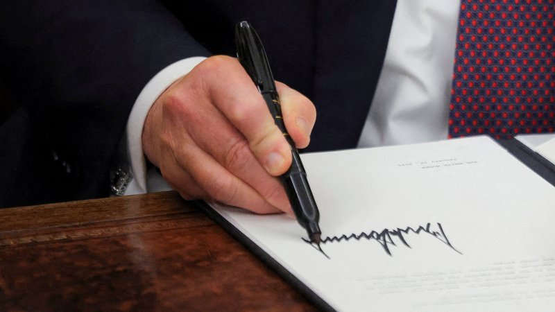 Trump unterschreibt ein Dekret | Bild: REUTERS/Carlos Barria Trump unterschreibt ein Dekret