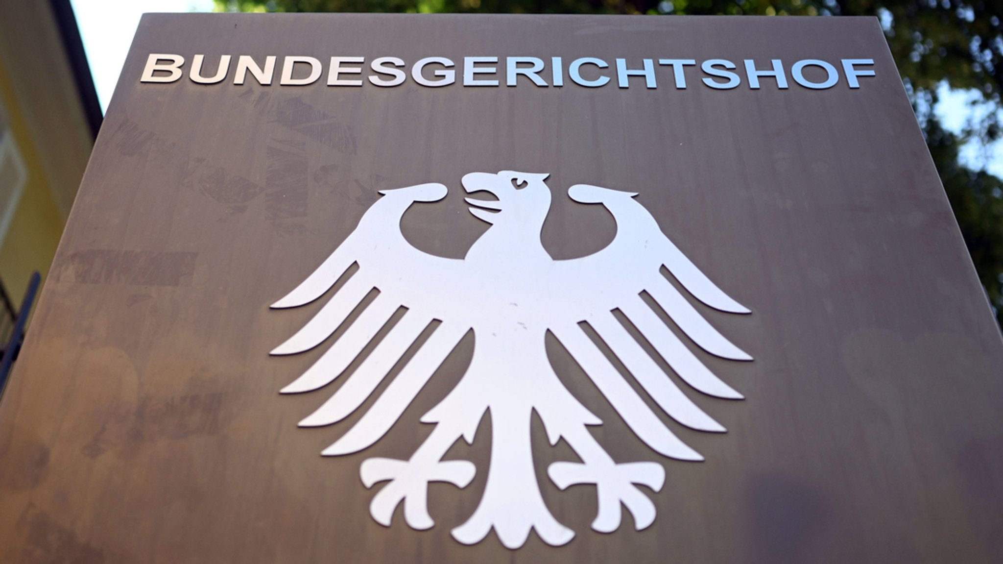 Ein Hinweisschild mit Bundesadler und dem Schriftzug "Bundesgerichtshof", aufgenommen vor dem Bundesgerichtshof (BGH)