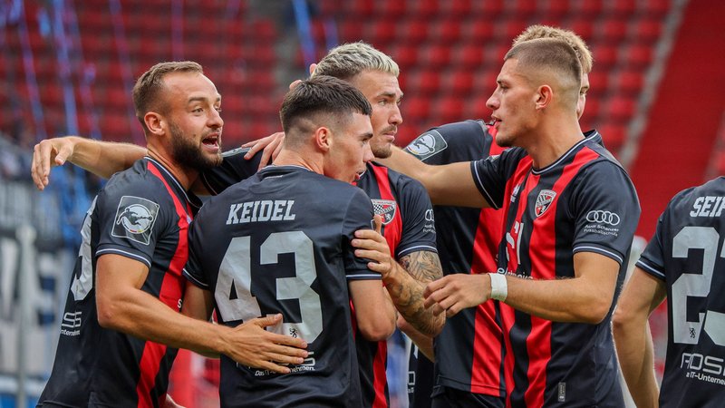 Jubelnde Spieler FC Ingolstadt | Bild: picture-alliance/dpa Jubelnde Spieler FC Ingolstadt