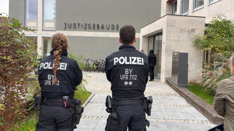 Prozessauftakt am Landgericht Aschaffenburg nach der Messerattacke im Schöntal-Park | Bild: News5 Prozessauftakt am Landgericht Aschaffenburg nach der Messerattacke im Schöntal-Park