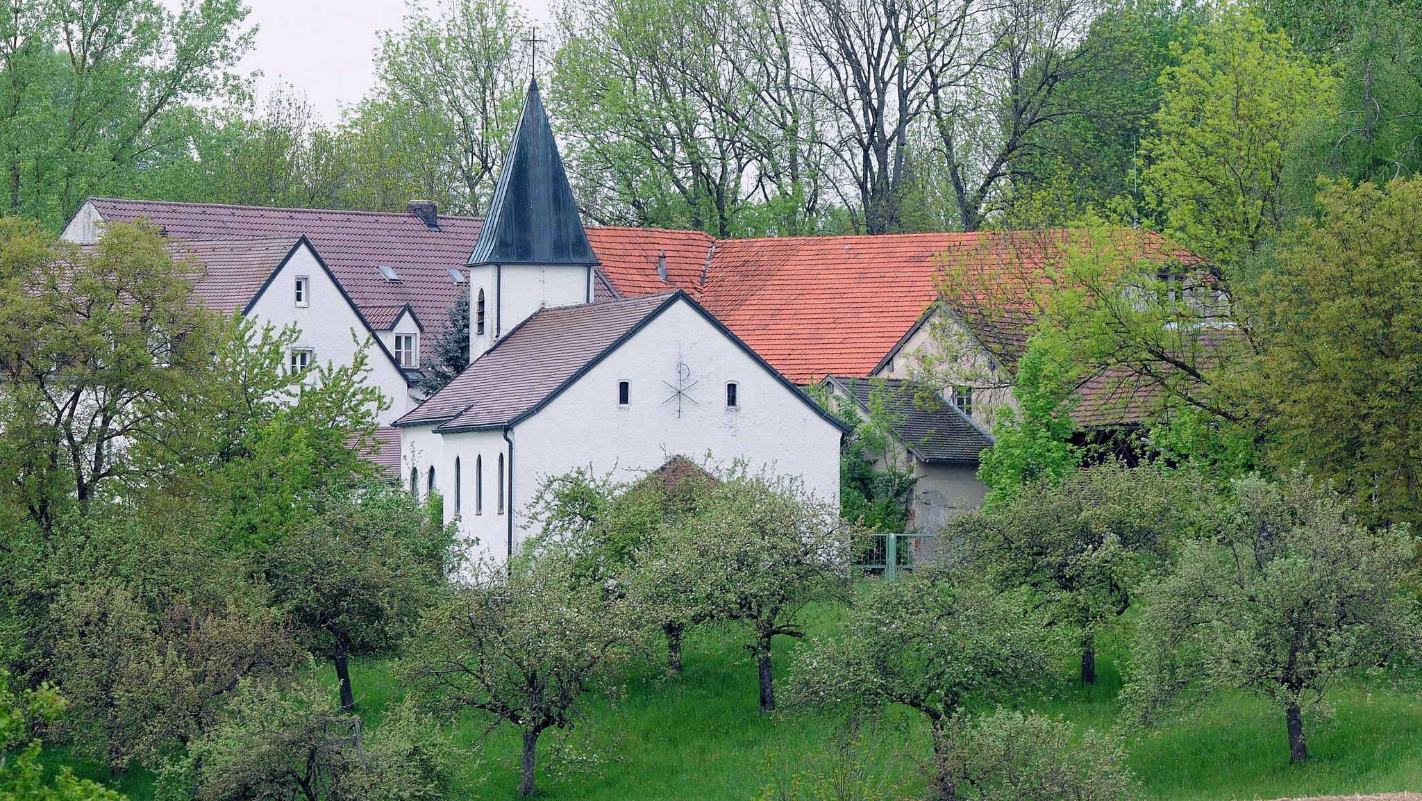 Eine Klosteranlage umringt von Bäumen