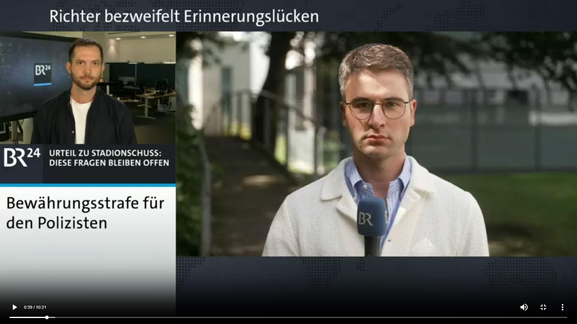 BR-Reporter Andreas Herz (re.) informiert im Gespräch mit Moderator Christian Orth über den Prozess um einen Polizisten, der vor dem Augsburger Stadion geschossen hat.