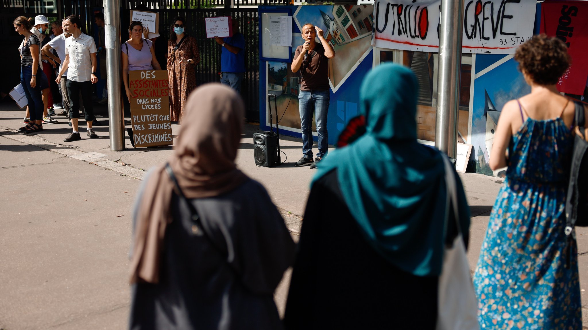 06.09.23: Mitarbeiter einer französischen Schule bei einer Kundgebung gegen das Abaya-Kleidungsverbot der Regierung.