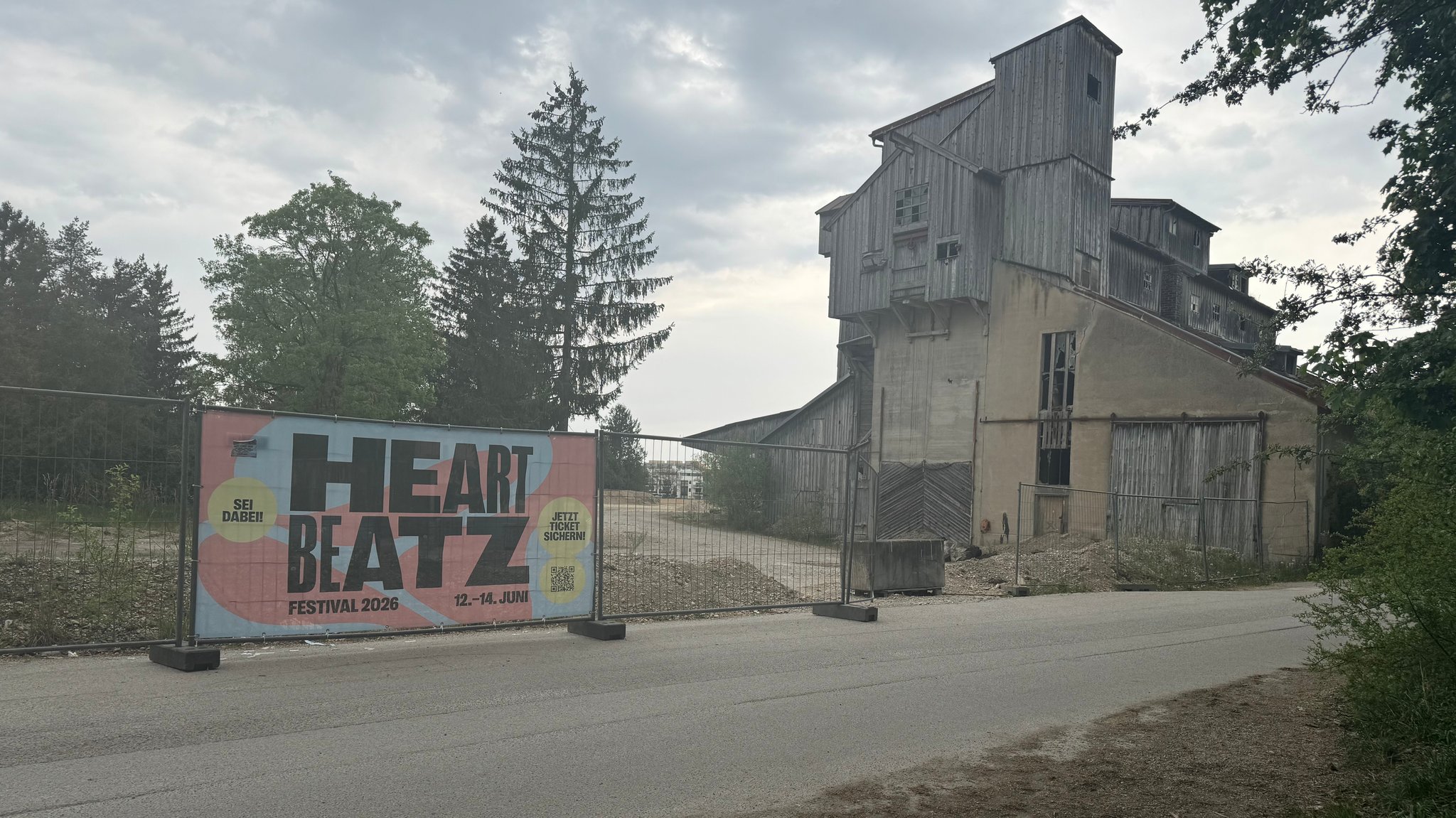 Ein Plakat für ein Festival hängt an einem Bauzaun an einem ehemaligen Kieswerk im Münchner Osten | Bild: BR/Katrin Bohlmann Ein Plakat für ein Festival hängt an einem Bauzaun an einem ehemaligen Kieswerk im Münchner Osten