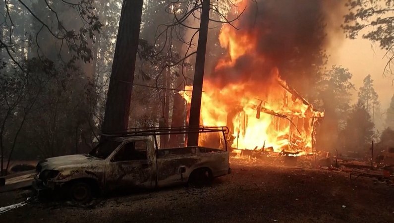 Feuer nahe Yosemite Park breitet sich explosionsartig aus
