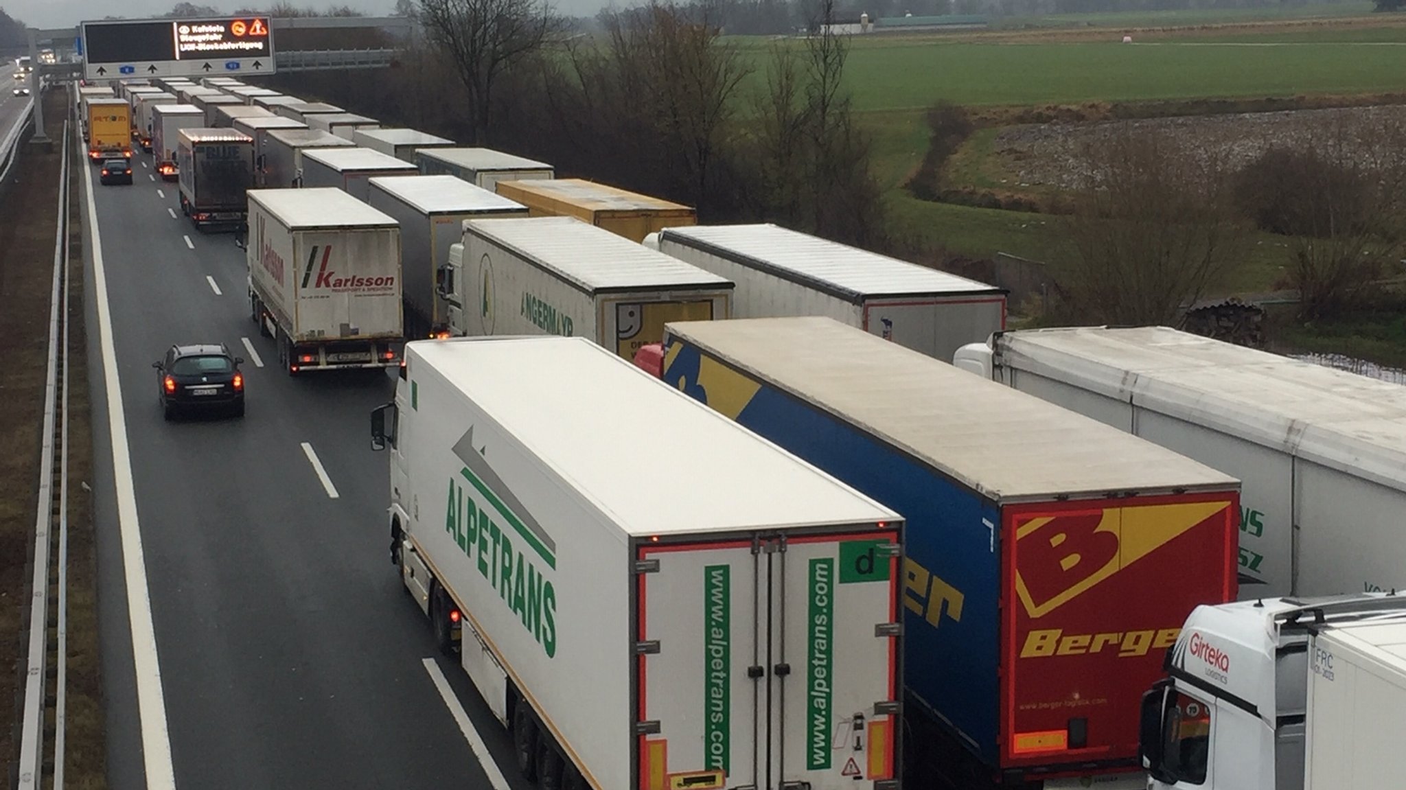 Lastwagen stauen sich auf drei Spuren