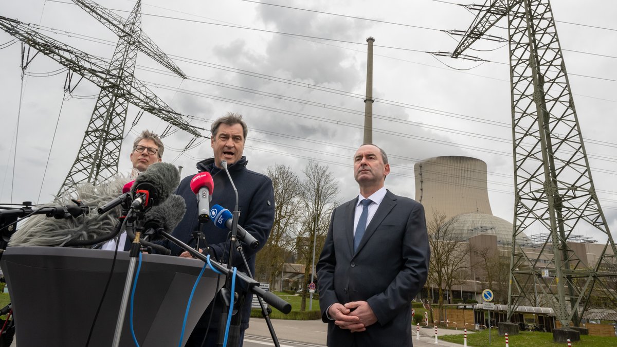 Archivbild: Ministerpräsident Markus Söder mit Wissenschaftsminister Markus Blume und Wirtschaftsminister Aiwanger vor dem Kernkraftwerk Isar 2 