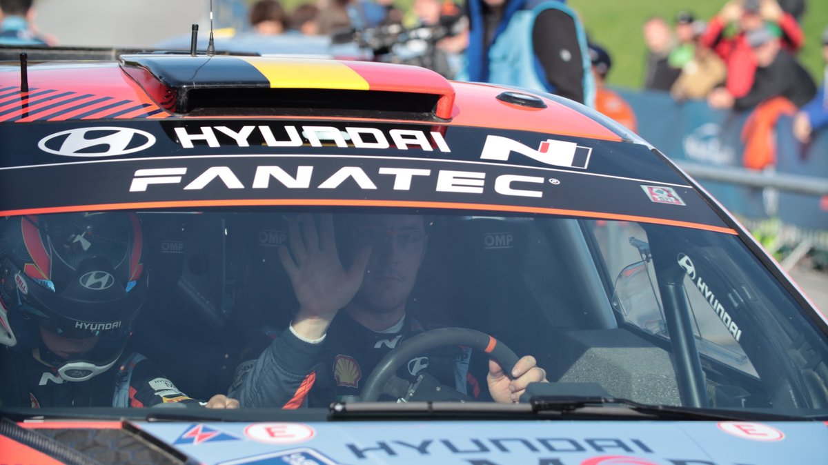 Der Belgier Thierry Neuville winkt aus seinem Hyundai.
