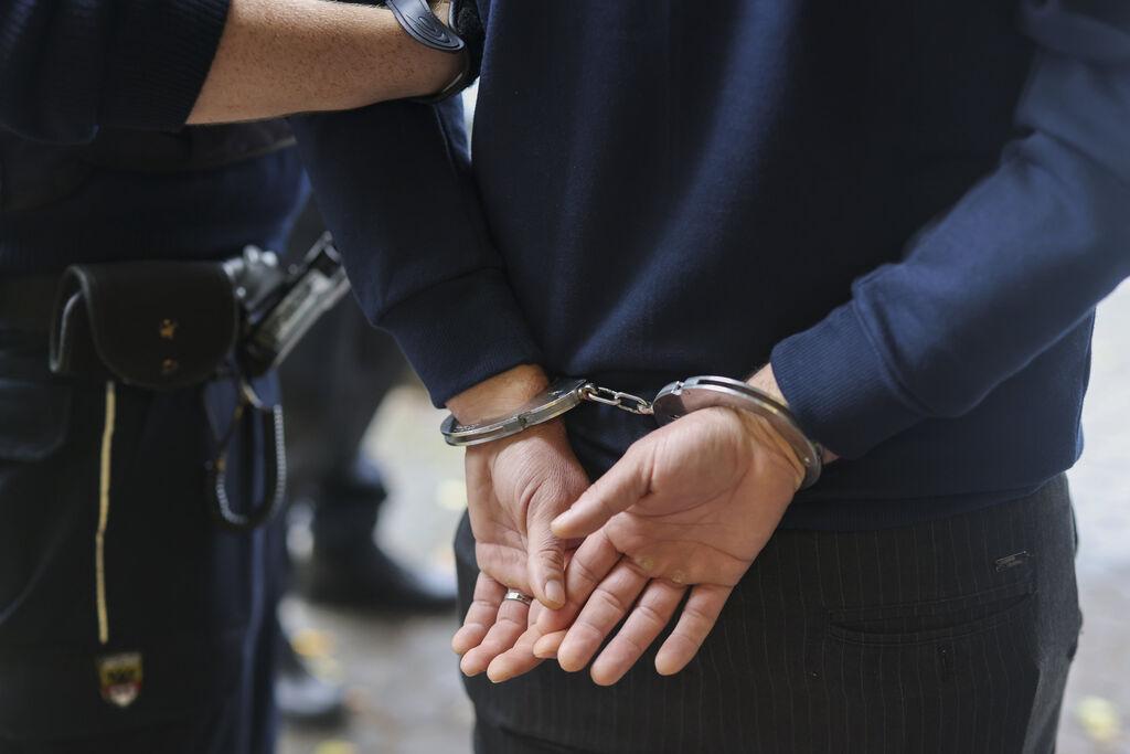 Mann in Handschellen