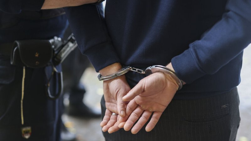 Mann in Handschellen | Bild: dpa-Bildfunk/Christoph Reichwein Mann in Handschellen