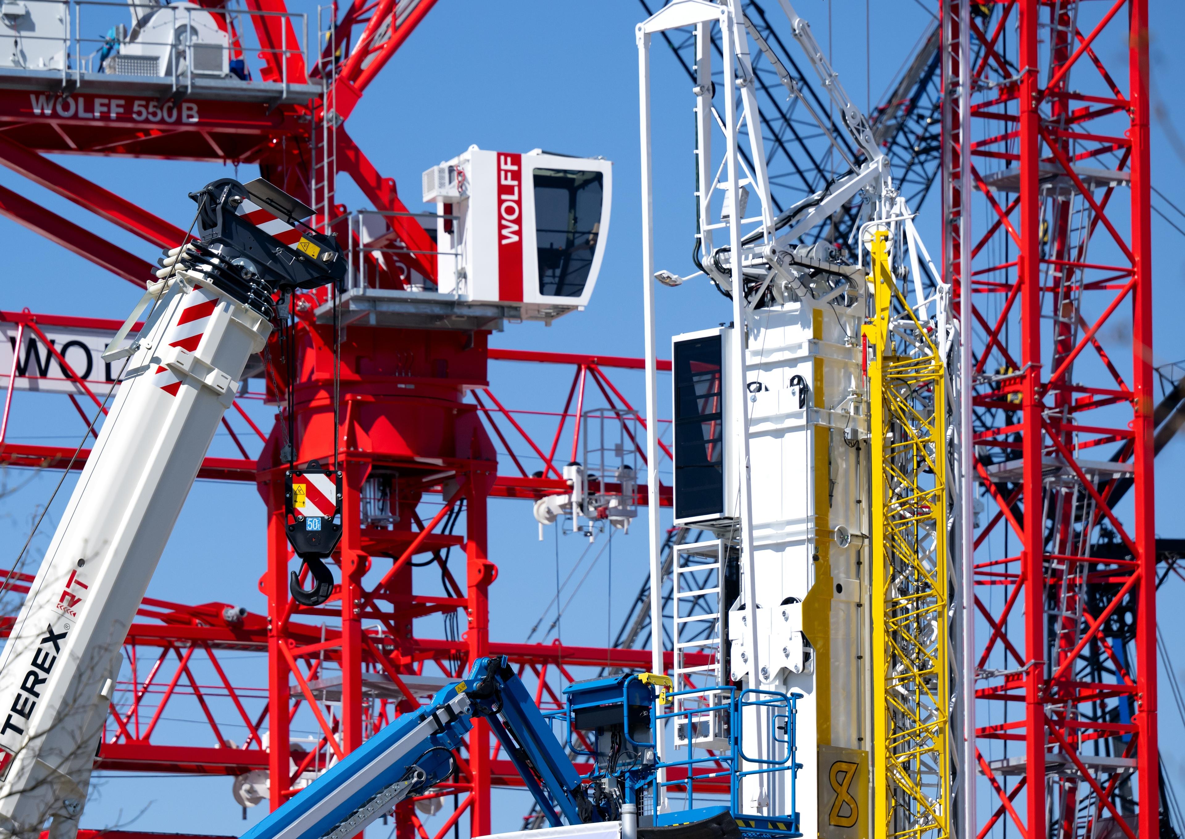 Kräne und Baumaschinen stehen auf dem Außengelände der "bauma", der weltgrößten Fachmesse für Baumaschinen, Baustoffmaschinen, Bergbaumaschinen, Baufahrzeuge und Baugeräte. Vom 07.-13.04.2025 präsentieren sich zahlreiche Hersteller auf der Messe