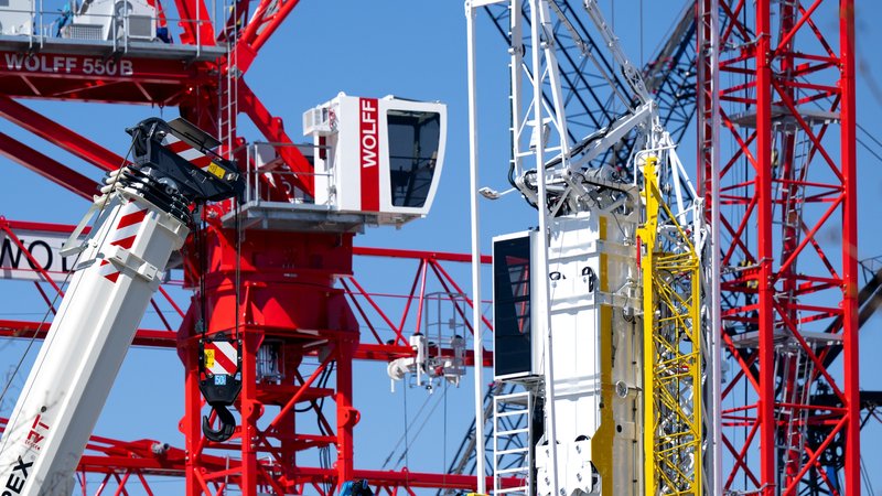 Kräne und Baumaschinen stehen auf dem Außengelände der "bauma", der weltgrößten Fachmesse für Baumaschinen, Baustoffmaschinen, Bergbaumaschinen, Baufahrzeuge und Baugeräte. Vom 07.-13.04.2025 präsentieren sich zahlreiche Hersteller auf der Messe | Bild: picture alliance/dpa | Sven Hoppe Kräne und Baumaschinen stehen auf dem Außengelände der "bauma", der weltgrößten Fachmesse für Baumaschinen, Baustoffmaschinen, Bergbaumaschinen, Baufahrzeuge und Baugeräte. Vom 07.-13.04.2025 präsentieren sich zahlreiche Hersteller auf der Messe