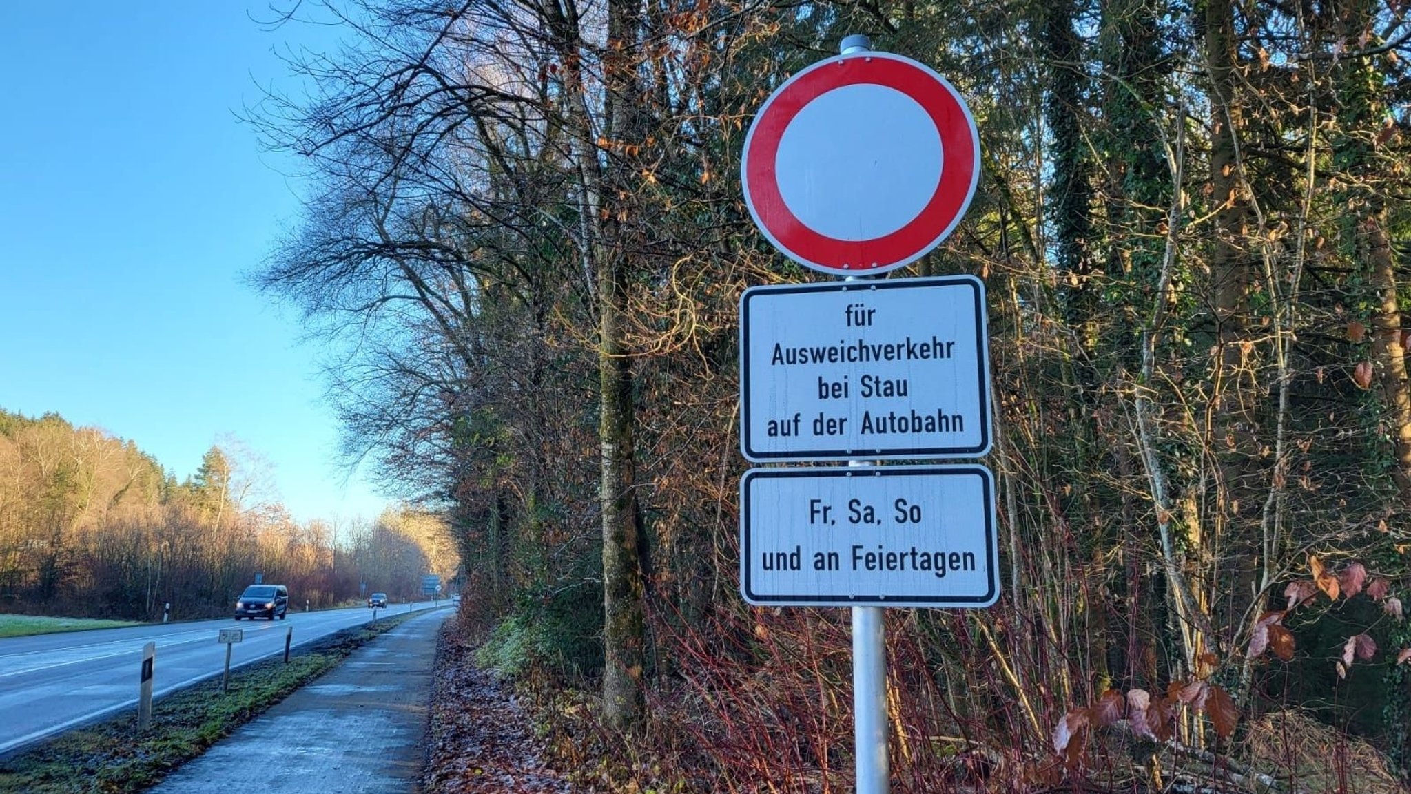 Ein Schild steht an der Ausfahrt der A8 bei Achenmühle. Es weißt darauf hin, dass die Straße nicht als Ausweichroute genutzt werden darf, wenn Stau auf der Autobahn herrscht.