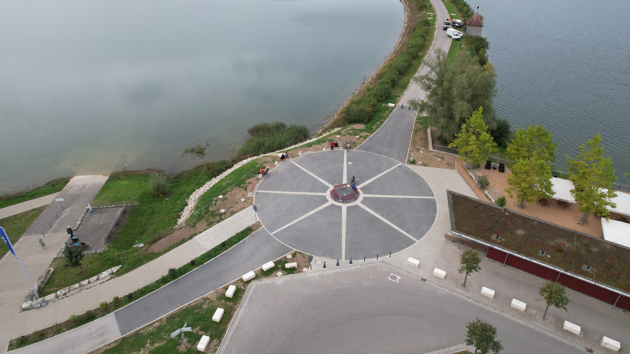 Der Weg über die Staumauer zwischen Brombachsee und Igelsbachsee von oben.