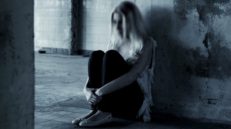 Symbolbild: Jugendliche fühlt sich einsam und depressiv