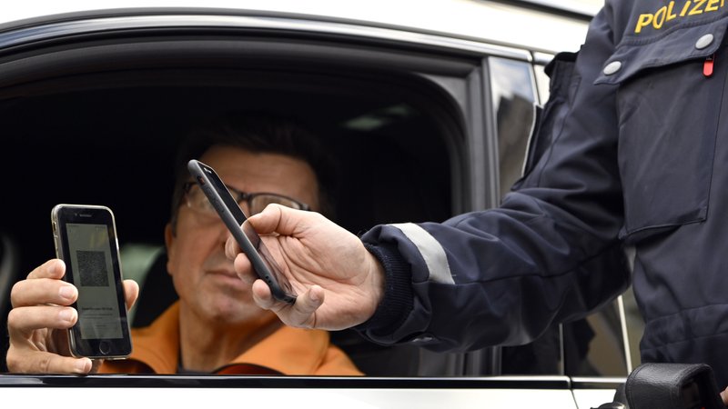 Präsentation der Funktionsweise eines digitalen Führerscheins 2022 in Wien | Bild: picture alliance / HANS KLAUS TECHT / APA / picturedesk.com | HANS KLAUS TECHT Präsentation der Funktionsweise eines digitalen Führerscheins 2022 in Wien