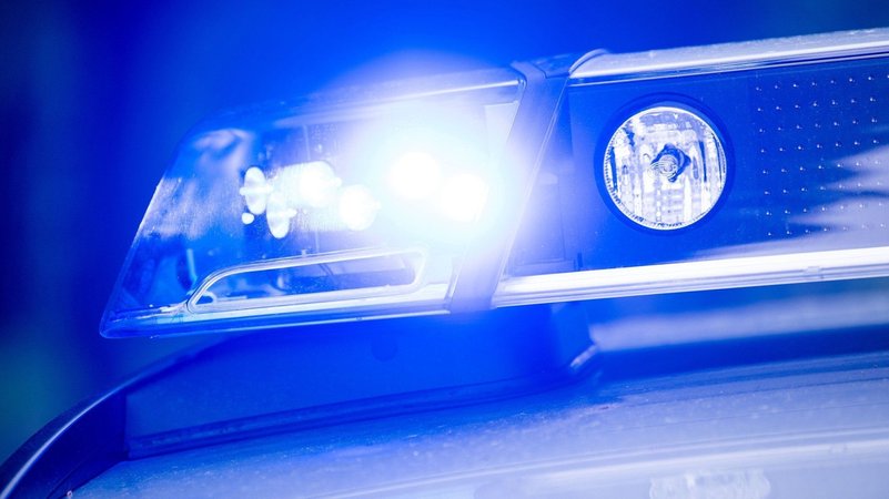 Nahaufnahme eine blinkenden Blaulichts auf einem Streifenwagen der Polizei (Symbolbild) | Bild: dpa-Bildfunk/Lino Mirgeler Nahaufnahme eine blinkenden Blaulichts auf einem Streifenwagen der Polizei (Symbolbild)