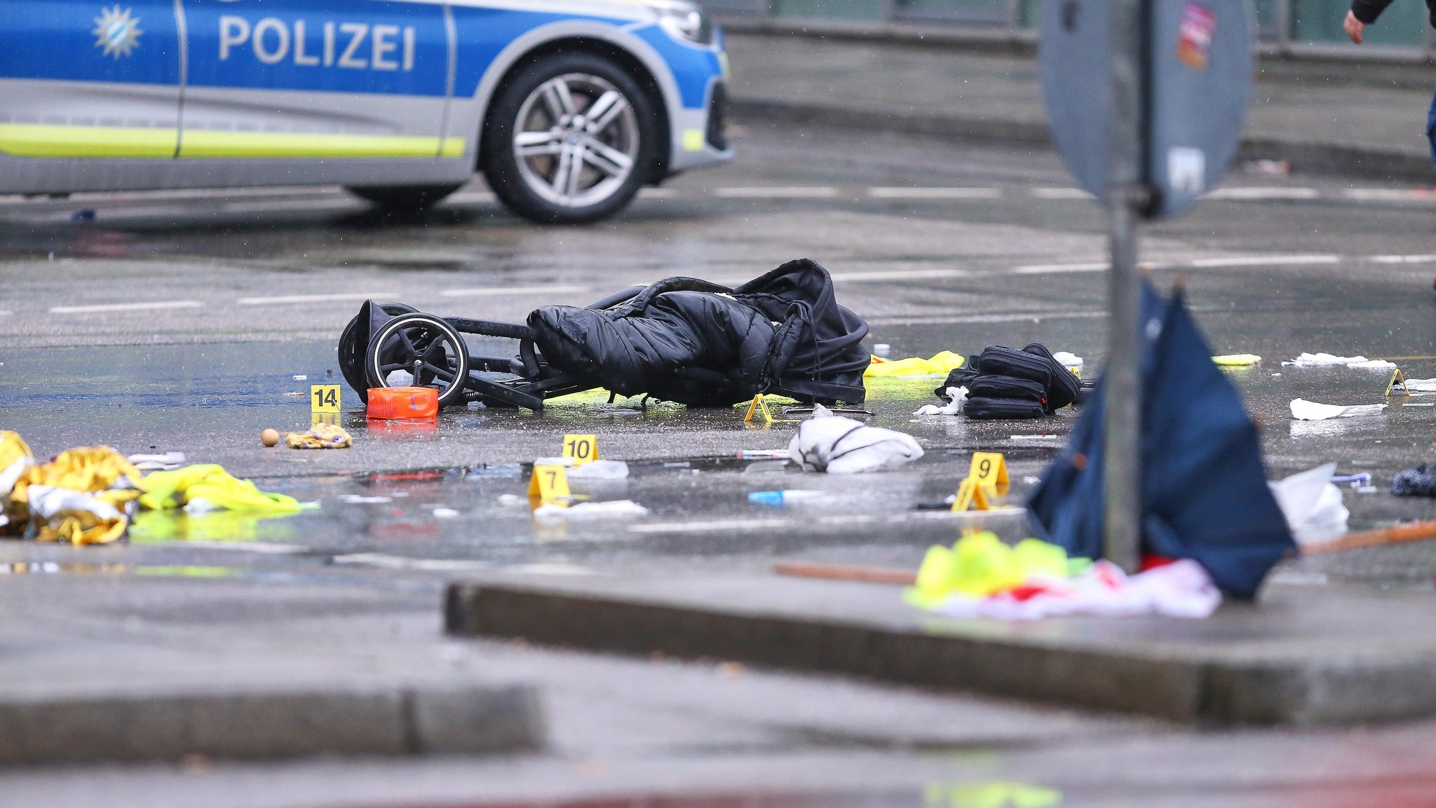 Gegenstände liegen am Tatort auf der Straße, darunter ein Kinderwagen