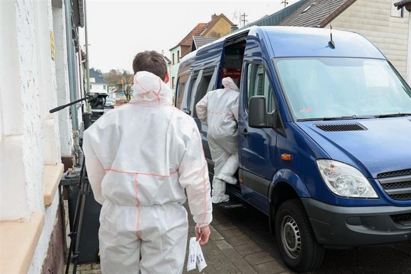 Spurensicherung im Einsatz nach einer Tat im Saarland, bei der ein Gerichtsvollzieher getötet wurde