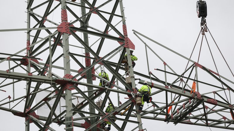 Arbeiten an einem Tennet-Hochspannungsmas | Bild: picture alliance/dpa | Christian Charisius Arbeiten an einem Tennet-Hochspannungsmas