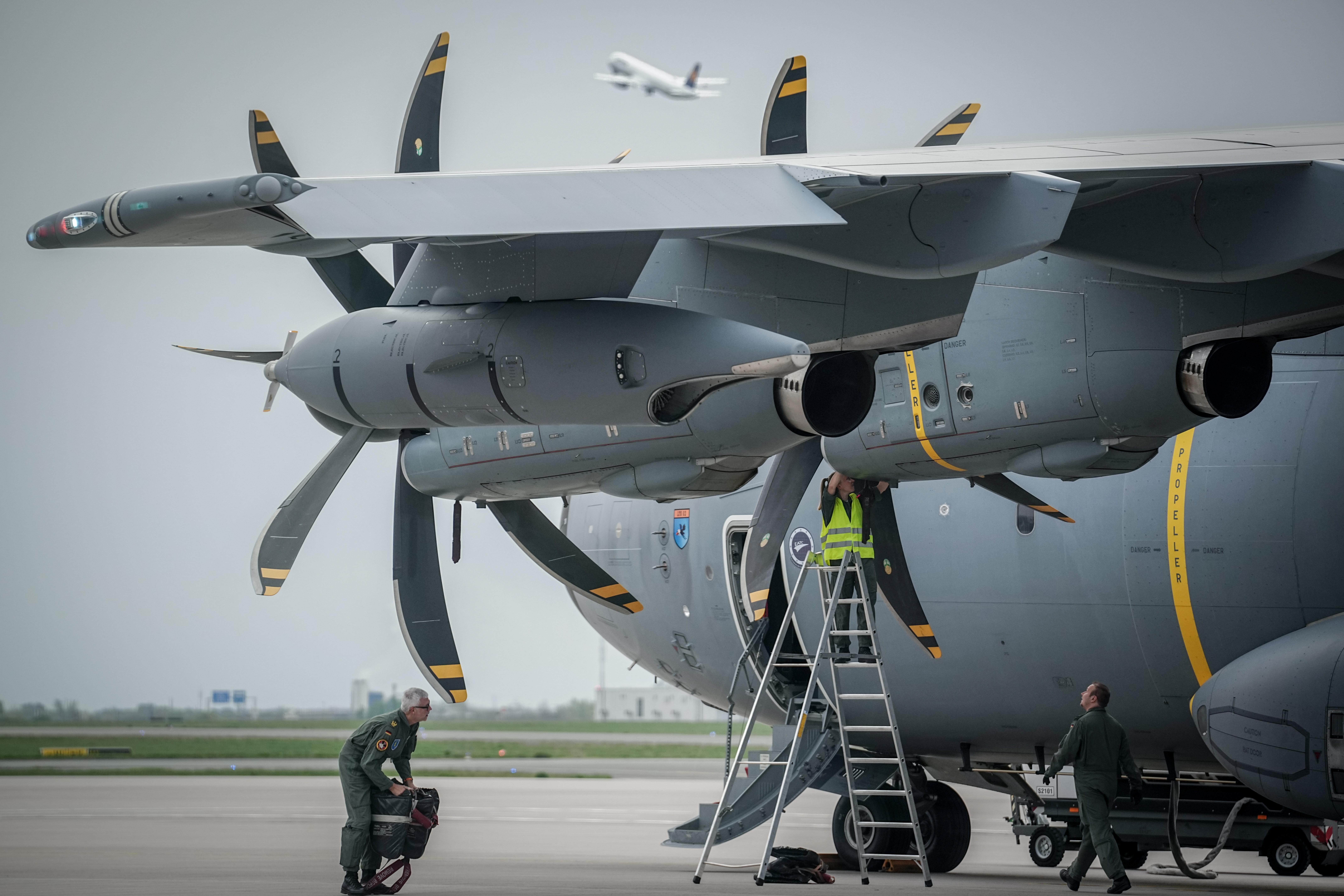 Soldaten der Bundeswehr bereiten am Morgen den Airbus A400M für den Flug nach Litauen vor. 20 Soldaten des Vorkommandos der Brigade Litauen fliegen vom militärischen Teil des Flughafens Berlin-Brandenburg nach Vilnius. Bis Ende 2027 soll die Brigade Litauen mit rund 4800 Soldatinnen und Soldaten sowie 200 Zivilisten einsatzbereit sein.