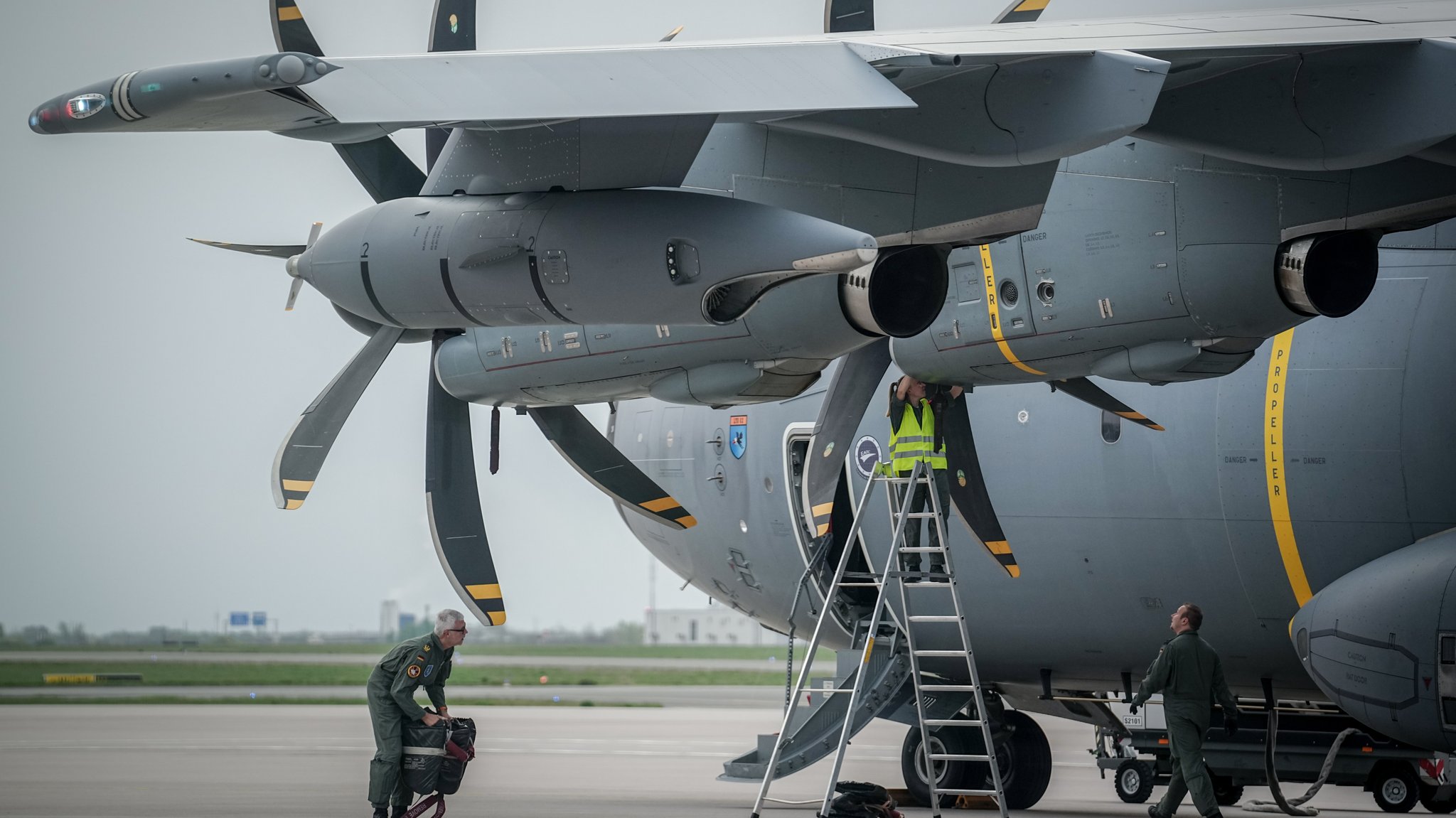 Soldaten der Bundeswehr bereiten am Morgen den Airbus A400M für den Flug nach Litauen vor. 20 Soldaten des Vorkommandos der Brigade Litauen fliegen vom militärischen Teil des Flughafens Berlin-Brandenburg nach Vilnius. Bis Ende 2027 soll die Brigade Litauen mit rund 4800 Soldatinnen und Soldaten sowie 200 Zivilisten einsatzbereit sein.