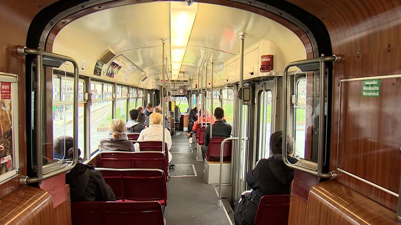 Fahrt in einer Würzburger Straßenbahn. | Bild: BR Fahrt in einer Würzburger Straßenbahn.