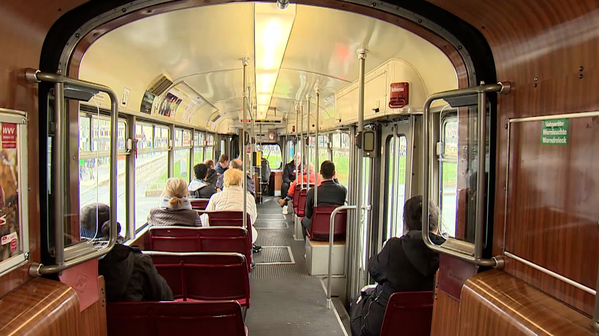 Fahrt in einer Würzburger Straßenbahn.