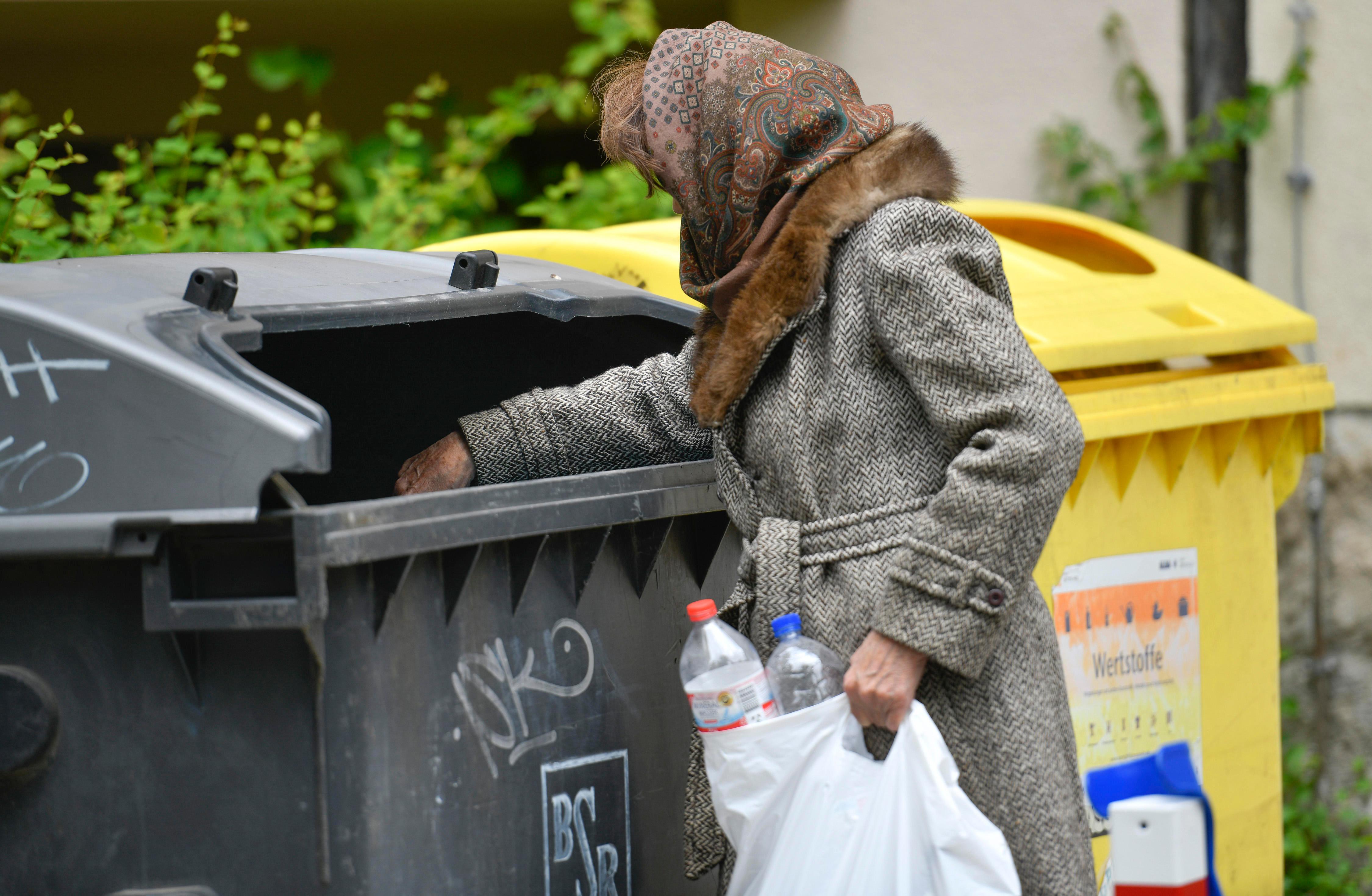 Pfandflaschen sammelnde Person