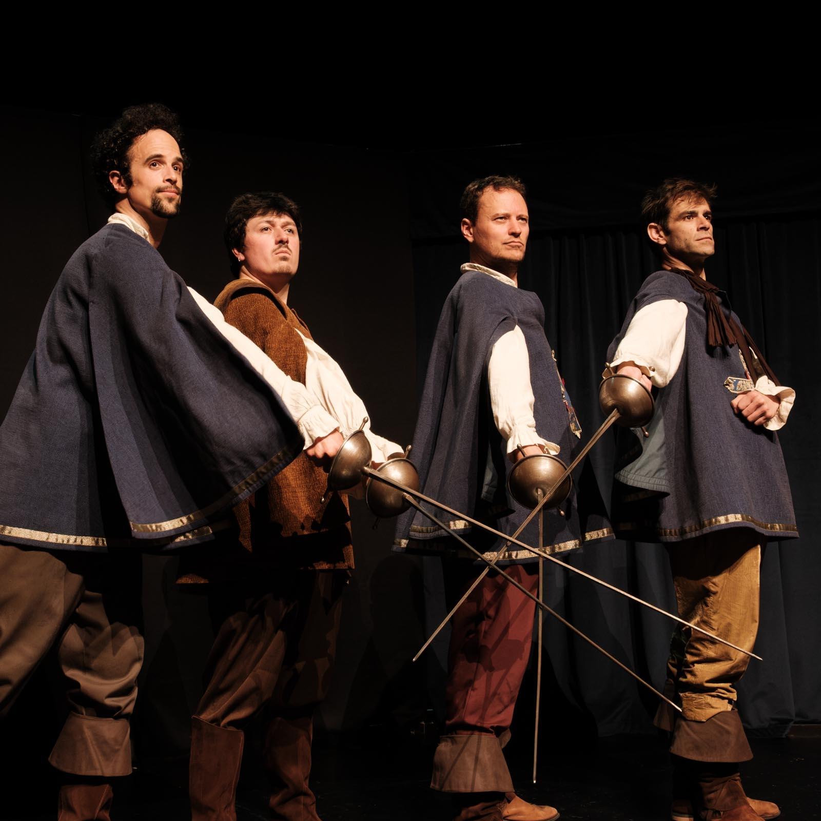 Hauptdarsteller in Mantel und mit Degen