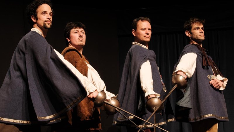 Hauptdarsteller in Mantel und mit Degen | Bild: Alexander Bornschlegel/Deutsches Theater München Hauptdarsteller in Mantel und mit Degen