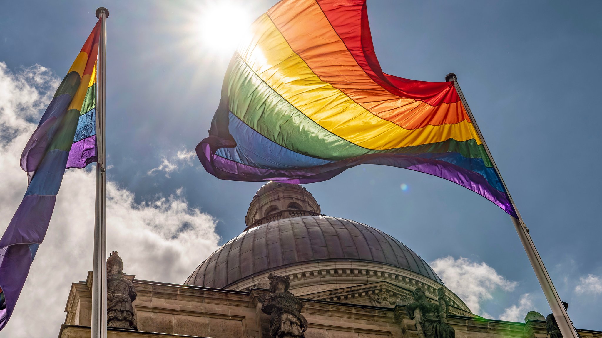 Regenbogenfahnen wehen vor der Bayerischen Staatskanzlei | Bild: picture alliance / Wolfgang Maria Weber | Wolfgang Maria Weber Regenbogenfahnen wehen vor der Bayerischen Staatskanzlei