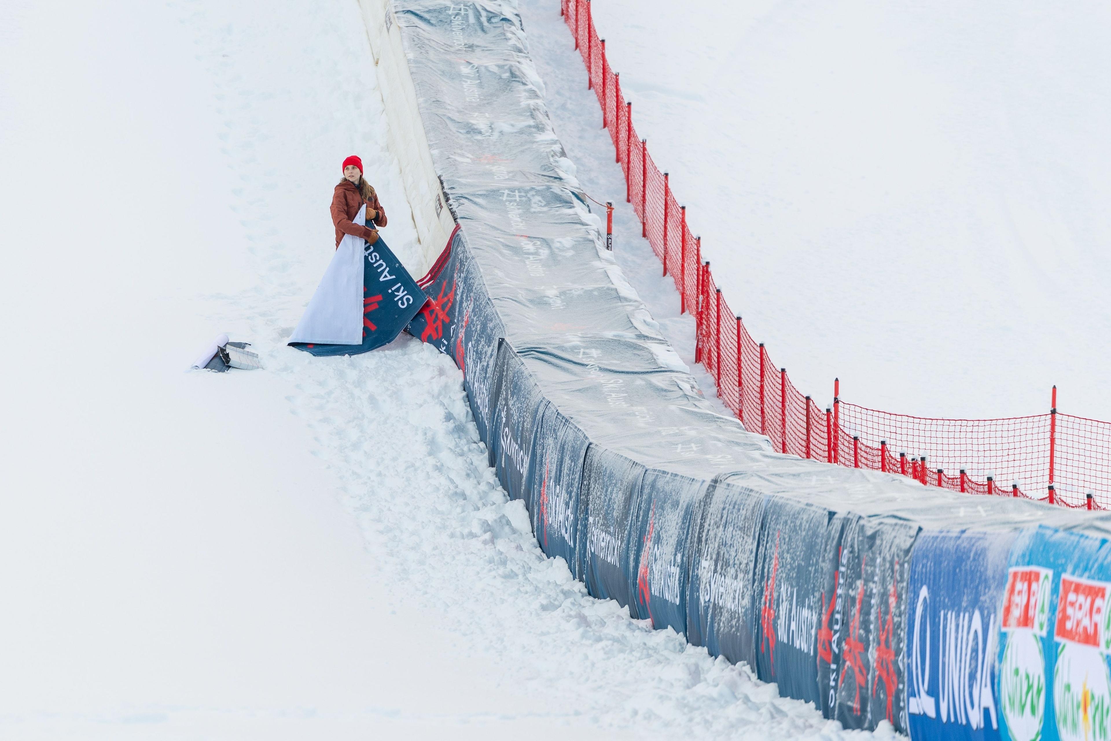 dpatopbilder - 11.01.2026, Österreich, Zauchensee: Aufgrund des starken Schneefalls in der Nacht und des starken Windes auf dem Gipfel haben die Jury und das LOC gemeinsam beschlossen, das heutige Super-G Rennen der Frauen im Rahmen des Ski Alpin Weltcup in Zauchensee, abzusagen. Foto: Expa/ Johann Groder/APA/dpa +++ dpa-Bildfunk +++