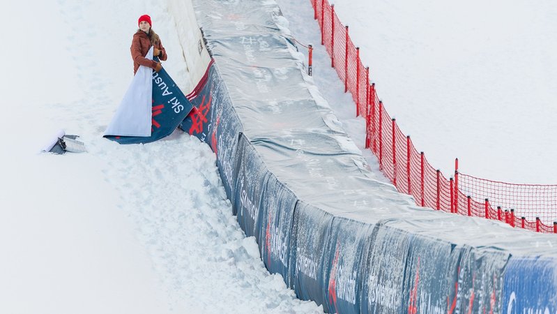 dpatopbilder - 11.01.2026, Österreich, Zauchensee: Aufgrund des starken Schneefalls in der Nacht und des starken Windes auf dem Gipfel haben die Jury und das LOC gemeinsam beschlossen, das heutige Super-G Rennen der Frauen im Rahmen des Ski Alpin Weltcup in Zauchensee, abzusagen. Foto: Expa/ Johann Groder/APA/dpa +++ dpa-Bildfunk +++ | Bild: dpa-Bildfunk/Expa/ Johann Groder dpatopbilder - 11.01.2026, Österreich, Zauchensee: Aufgrund des starken Schneefalls in der Nacht und des starken Windes auf dem Gipfel haben die Jury und das LOC gemeinsam beschlossen, das heutige Super-G Rennen der Frauen im Rahmen des Ski Alpin Weltcup in Zauchensee, abzusagen. Foto: Expa/ Johann Groder/APA/dpa +++ dpa-Bildfunk +++