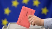 Eine Stimmabgabe für das Europäische Parlament, eine Hand wirft einen Wahlbriefumschlag in eine Urne (gestellte Szene) | Bild:dpa-Bildfunk/Ralf Hirschberger