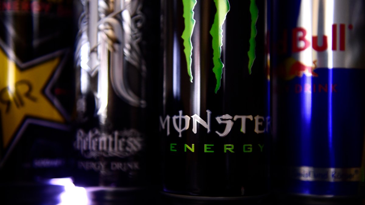 Energy - Drinks diverser Hersteller sind nebeneinander abgebildet.