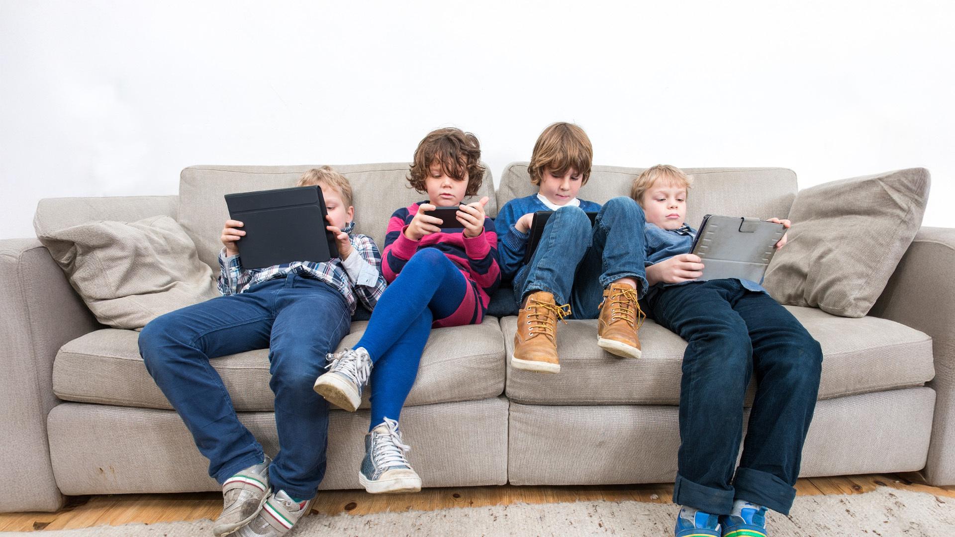 Mindestens eine halbe Million Kinder und Jugendliche in Deutschland zocken am Computer oder Handy. Viele sind regelrecht abhängig. 