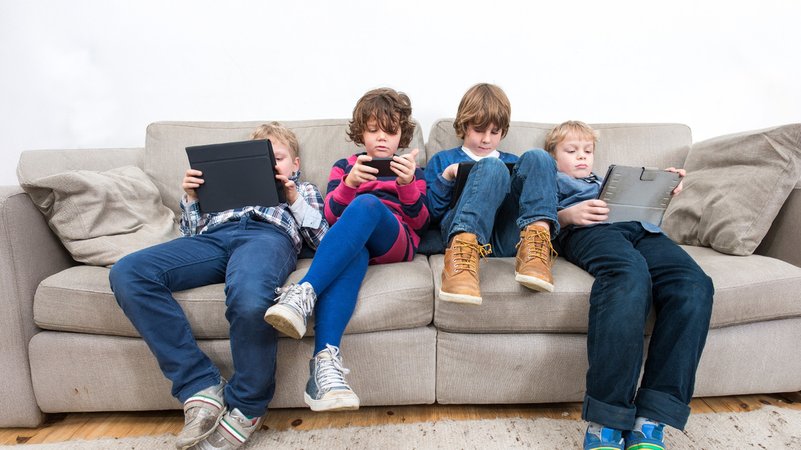 Mindestens eine halbe Million Kinder und Jugendliche in Deutschland zocken am Computer oder Handy. Viele sind regelrecht abhängig. | Bild: BR 2025 Mindestens eine halbe Million Kinder und Jugendliche in Deutschland zocken am Computer oder Handy. Viele sind regelrecht abhängig.