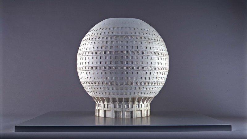 weißes Modell eines mehrstöckigen, kugelförmigen Hauses | Bild: Architekturmuseum der TUM weißes Modell eines mehrstöckigen, kugelförmigen Hauses