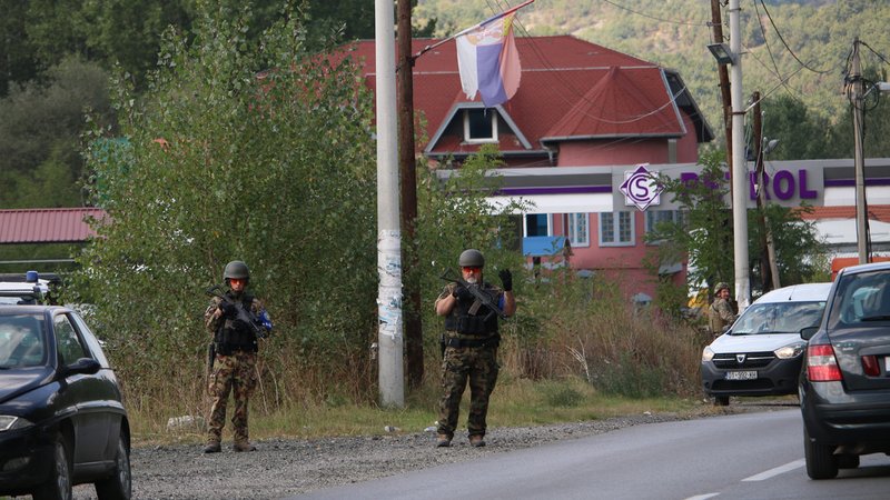Kosovo-Polizeibeamte und die NATO-Friedenstruppe im Kosovo (KFOR) sorgen weiterhin für Sicherheit in der Region.