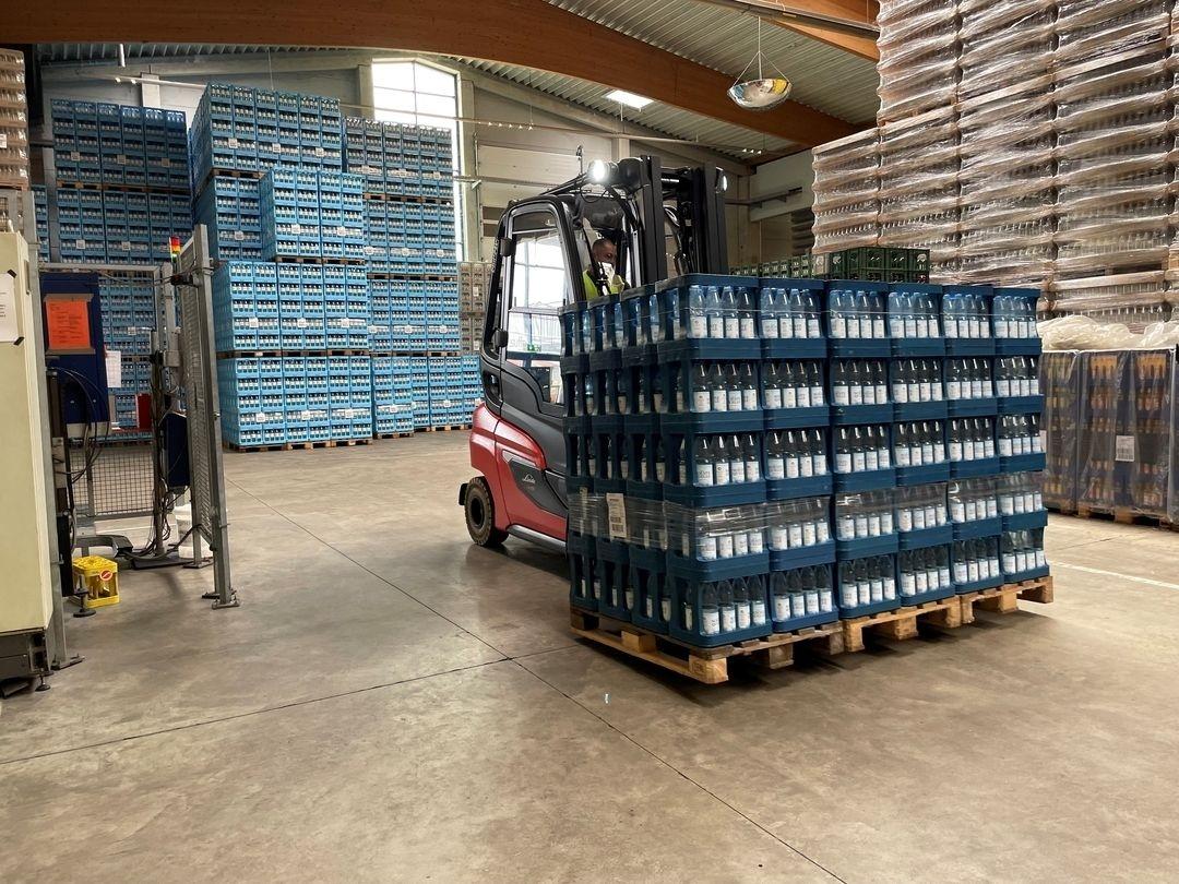 Angesichts sinkender Grundwasserpegel an vielen Orten in Bayern kommt es zunehmend zu Protesten gegen Mineralwasser-Firmen.  