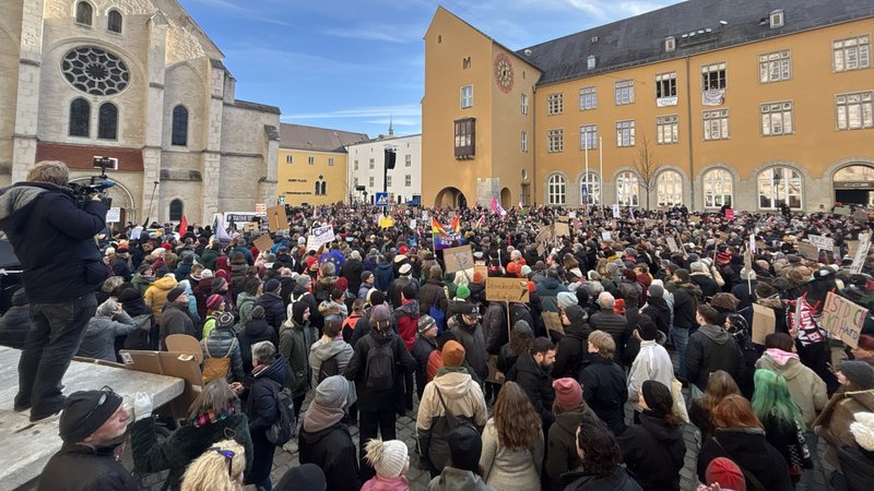 Rund 20.000 Menschen demonstrieren in Regensburg | Bild: BR/Norbert Bauer Rund 20.000 Menschen demonstrieren in Regensburg