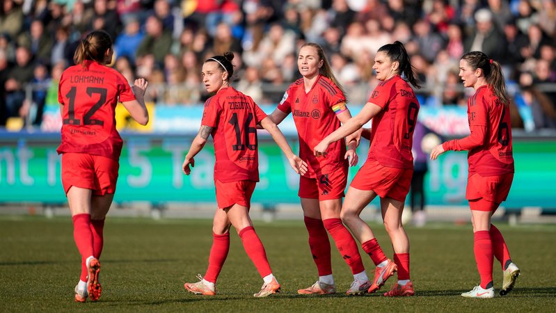 FC-Bayern-Frauen in Hoffenheim | Bild: picture-alliance/dpa FC-Bayern-Frauen in Hoffenheim