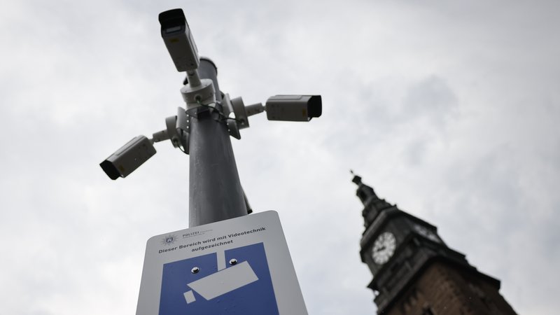 Videoüberwachung im öffentlichen Raum: Wie dürfen Bilder von der Polizei verwertet werden? | Bild: picture alliance/dpa | Christian Charisius Videoüberwachung im öffentlichen Raum: Wie dürfen Bilder von der Polizei verwertet werden?