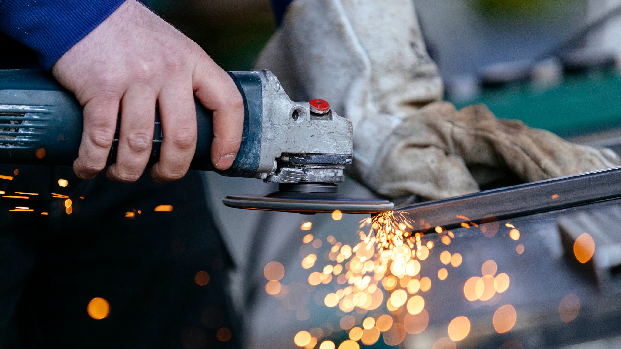 Handwerker mit Winkelschleifer, der Funken sprüht