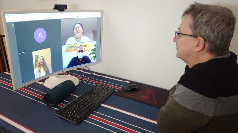 Auf einem Computerbildschirm ist die Videoschalte der Selbsthilfegruppe Long-Covid zu sehen und der Leiter Andreas Braune sitzt davor. | Bild:Ulrike Nikola / BR