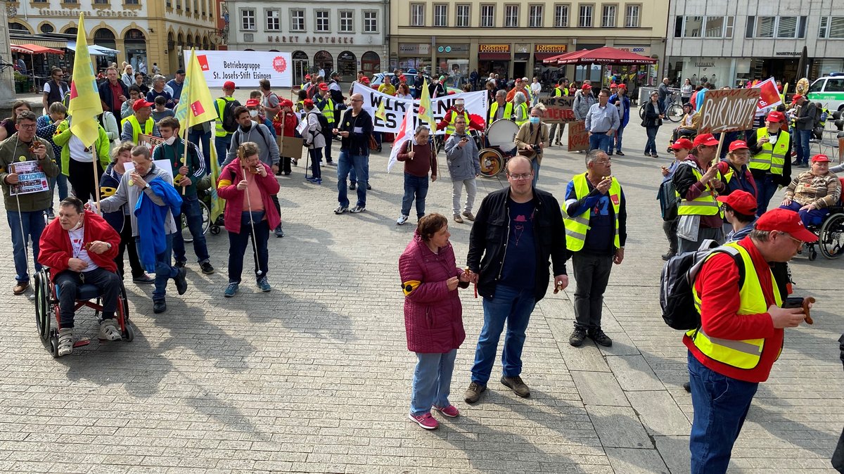 Nach der Demo forderte Norbert Flach von Verdi bei einer Kundgebung am Würzburger Marktplatz  bessere Arbeitsbedingungen in der Behindertenhilfe.