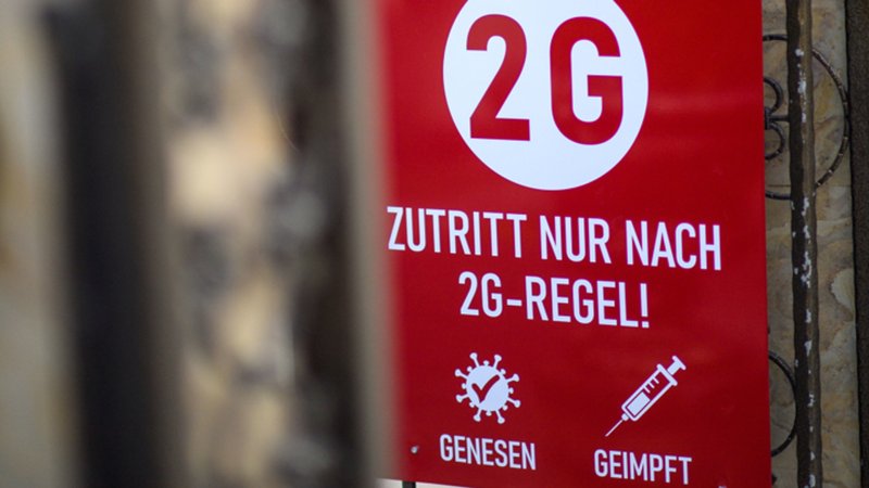 "2G Zutritt nur nach 2G-Regel!" steht auf einem Schild.